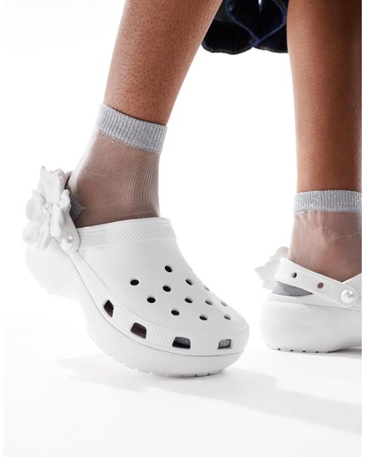 Sabots classiques à semelle plateforme et détail fleurs - clair CROCSTM en coloris Blue