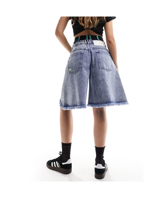 X ksenia schnaider - short en jean oversize avec détail caleçon Adidas Originals en coloris Blue