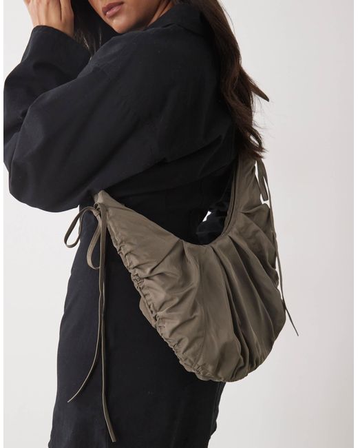 Weekday Black – geraffte umhängetasche