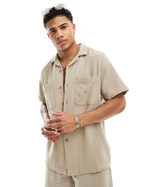 Chemise d'ensemble décontractée en tissu texturé avec col à revers et manches courtes - taupe ASOS pour homme en coloris White