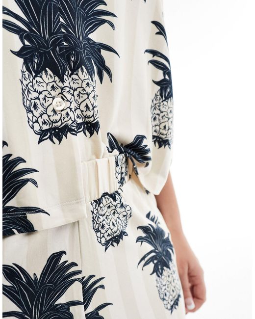 Chelsea Peers White Curve – exklusives set aus kurzärmligem oberteil mit reverskragen und shorts mit ananasprint aus polyester-jersey