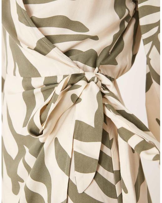 Vestito Stile Kimono A Portafoglio Con Stampa Di Palme Verdi di Jdy in Natural