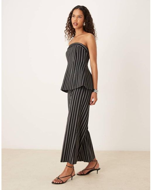 Top Negro A Rayas Blancas Con Escote Palabra De Honor Y Cadera Moldeada De (Parte De Un Conjunto) ASOS de color Black