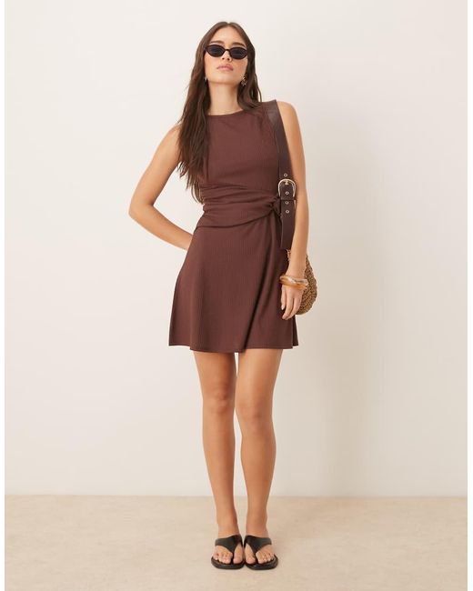 ASOS Geribbelde Mouwloze Mini Jurk Met Racerhals En Geknoopte Taille in het Brown