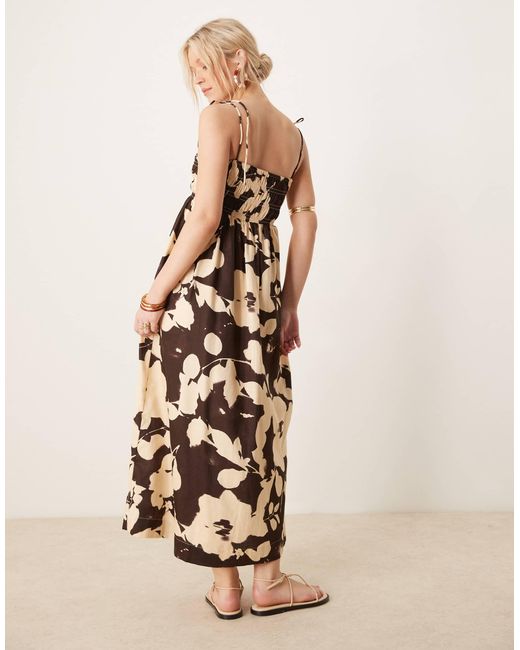 Robe longue satinée en coton avec buste froncé - imprimé fleurs ASOS en coloris Natural