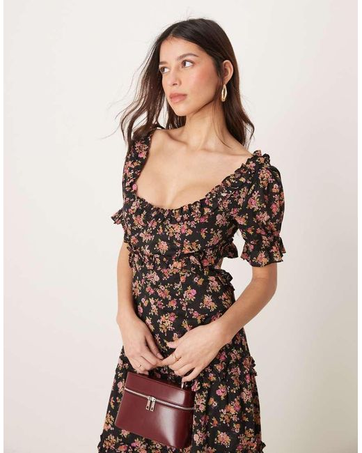 ASOS Midi-Jurk Met Hartvormige Halslijn, Uitsnijding En Bloemenprint Op Donkere Ondergrond in het Multicolor