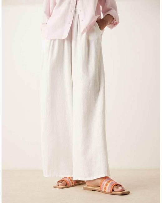 Sandalias Beis Planas Estilo Mules Con Puntera Cuadrada Y Bordados Fig De -Neutro ASOS de color Natural