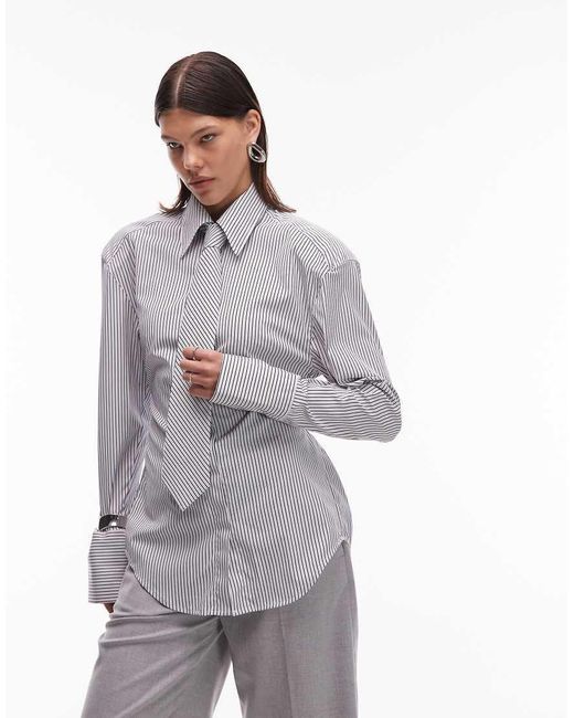 Camisa Negra Con Raya Diplomática, Hombreras, Lazada Y Cintura Entallada De ASOS de color Gray