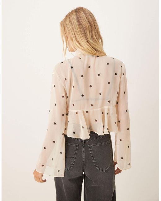 ASOS Natural – bluse aus chiffon mit knitterstruktur, polka dots, ausgestellten ärmeln und schaldetail