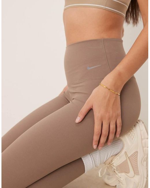 Nike Zenvy in het Natural