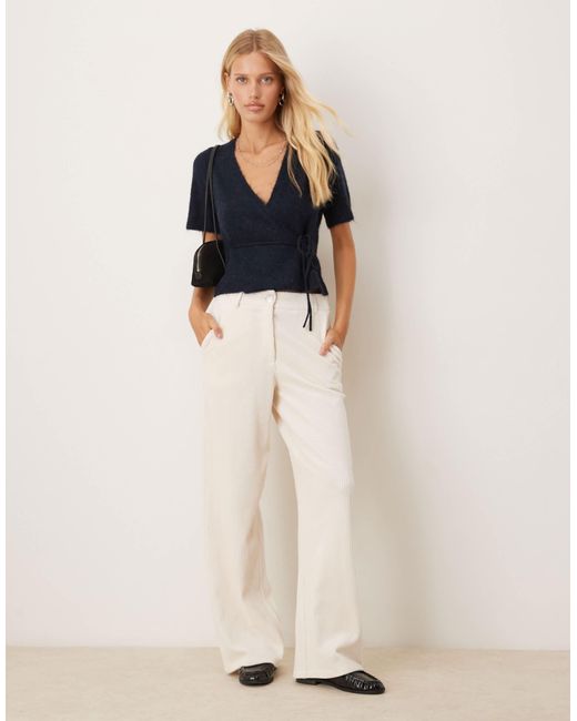 Gina Tricot Blue – kurzärmliges oberteil aus gestrickter alpaka-wolle mit v-ausschnitt und wickeloptik vorne