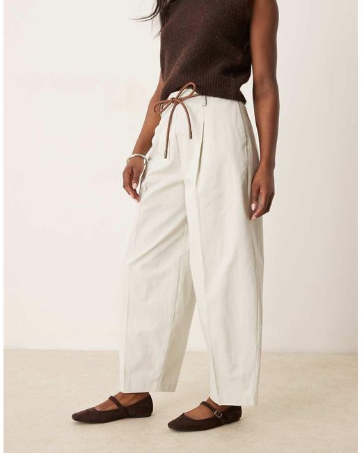 Pantalones De Sastre De Corte Barrel Extragrande Con Detalle De Pinzas De -Neutro ASOS de color Natural