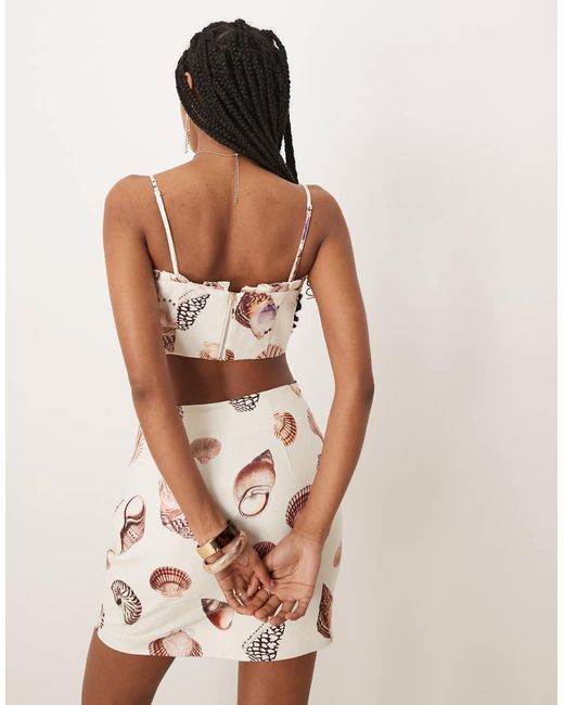 Top Beis Con Estampado De Conchas Y Escote Palabra De Honor De (Parte De Un Conjunto)-Blanco Forever New de color Natural