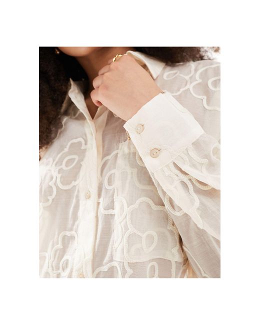 Camicia oversize color crema ricamata con dettagli floreali di Y.A.S in White
