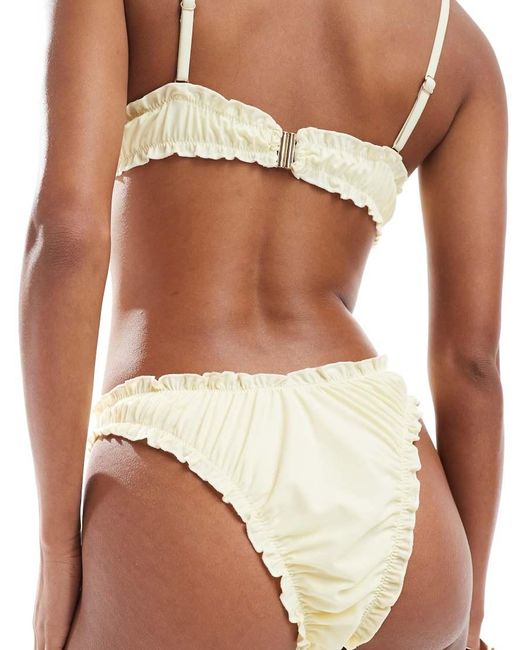 Slip Bikini Con Increspature E Volant Color Latticello di Miss Selfridge in White