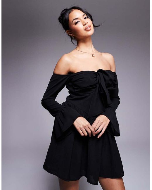 Vestido Corto De Manga Larga Con Escote Bardot Y Volante En El Bajo Exclusivo De In The Style de color Black
