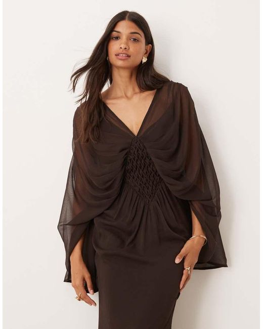 Vestido Largo Marrón Escotado Con Mangas Estilo Capa Y Detalle Fruncido Estilo Panal De Abeja De ASOS de color Brown