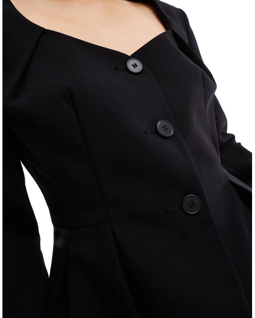 ASOS Black – er blazer mit schößchen