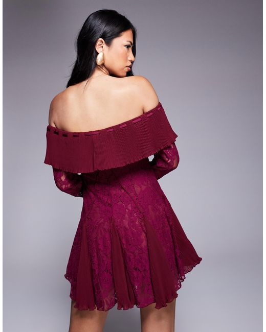 Exclusivité - - robe courte ajustée puis évasée en dentelle avec encolure bardot et jupe à godets - prune Murci en coloris Red