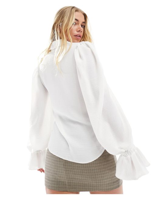 Camicia morbida avorio con maniche voluminose e volant sui polsini di ASOS in White