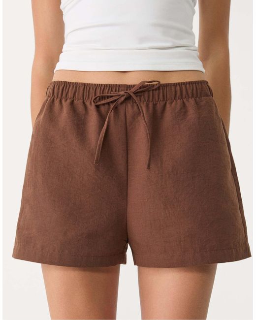 Short ample à taille élastique Stradivarius en coloris Brown