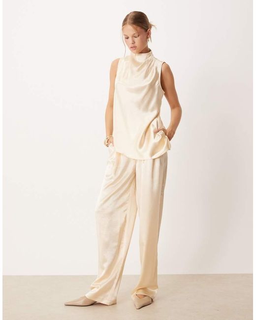 Top Blanco Asimétrico De Cuello Alto De Satén De (Parte De Un Conjunto) ASOS de color Natural