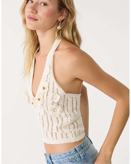 Top Allacciato Al Collo Color Vaniglia All'Uncinetto A Fiori di Stradivarius in White