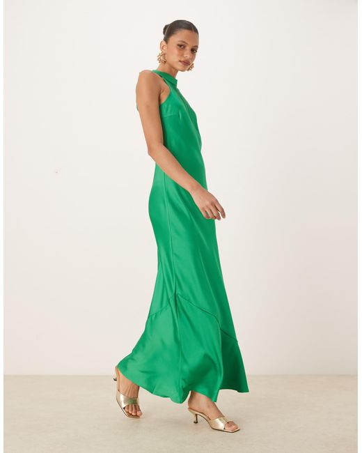 Robe longue épurée en satin avec encolure américaine - vif Vila en coloris Green
