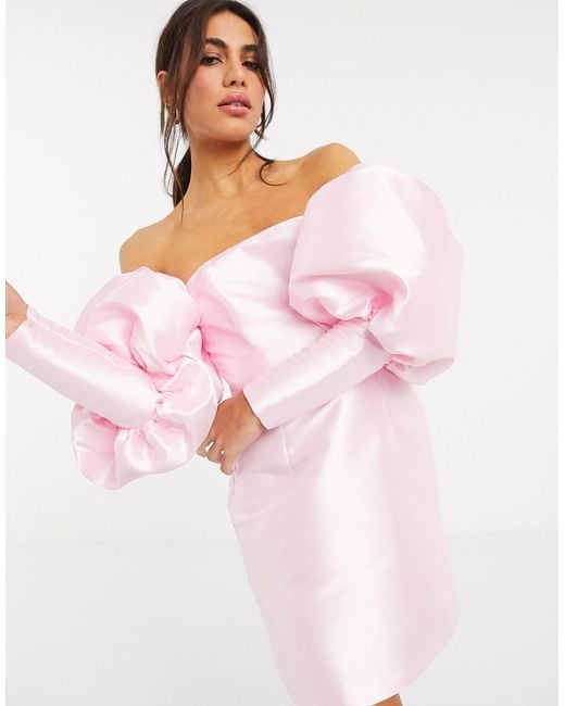 Robe courte épaules dénudées en satin à manches bouffantes ASOS en coloris Pink