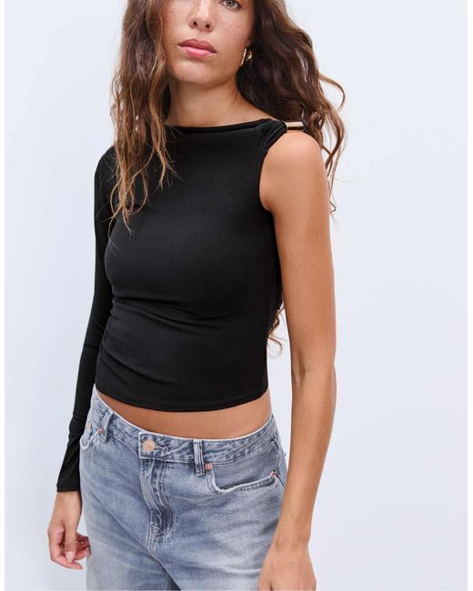 Top asymétrique avec anneau en métal Stradivarius en coloris Black