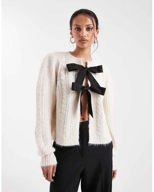 Pieces Gebreid Vest Met Kabels En Contrasterende Strikken in het White