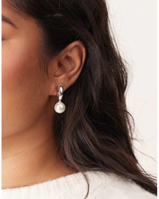 Orecchini A Cerchio Placcati Con Perle Sintetiche Pendenti di ASOS in Black