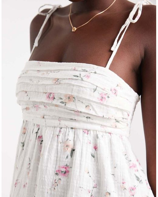 Vestito Babydoll Con Bretelle Allacciate A Fiori di Hollister in White