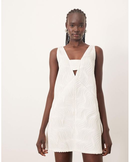 Robe courte effet ondulé texturé avec décolleté plongeant ARRANGE en coloris Natural