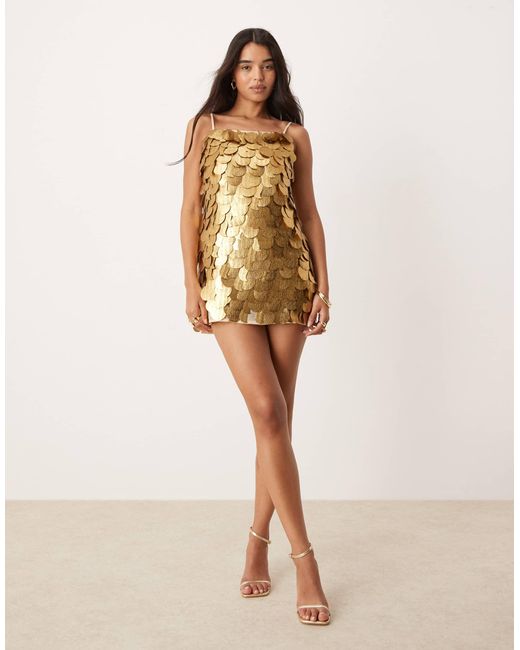 Robe courte à fines bretelles et sequins ronds ASOS en coloris Natural