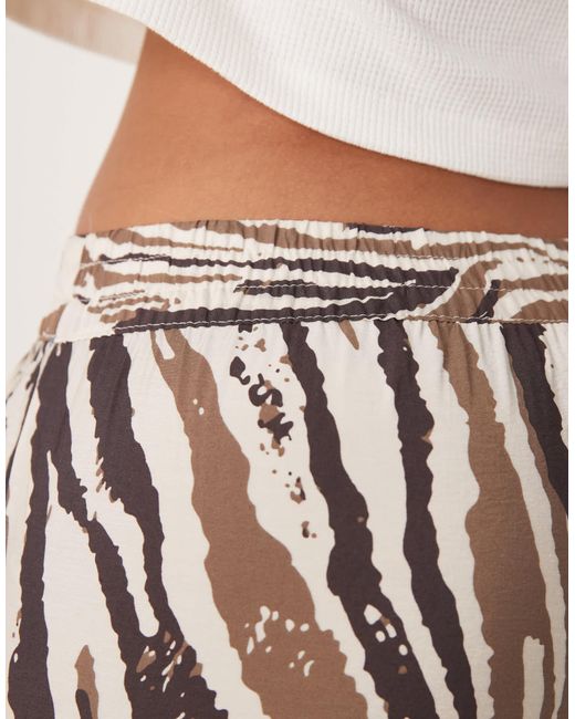 JDY Tall Natural – hose mit abstraktem zebramuster und weitem bein
