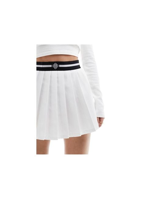Emblem - minigonna a pieghe stile tennis bianca di The Couture Club in White