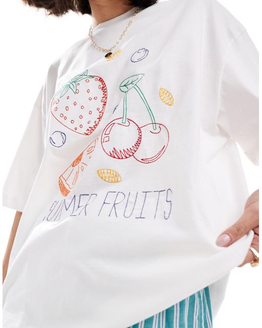 T-shirt boyfriend color crema con frutta ricamata e scritta "summer fruits" di ASOS in White