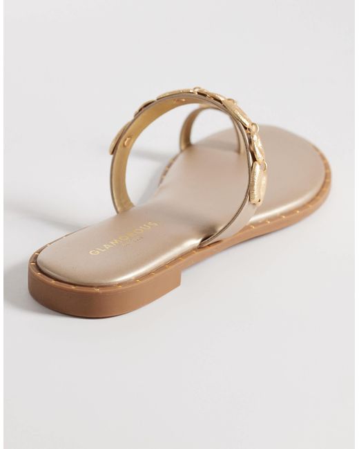 Glamorous White Flat Sandals With Shells