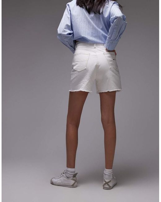 Pantaloncini Di Jeans Mom Lavaggio Con Bordi Grezzi di Tommy Hilfiger in Blue