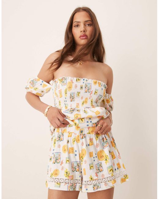 ASOS Natural – shorts mit postkarten-print und spitzenborte