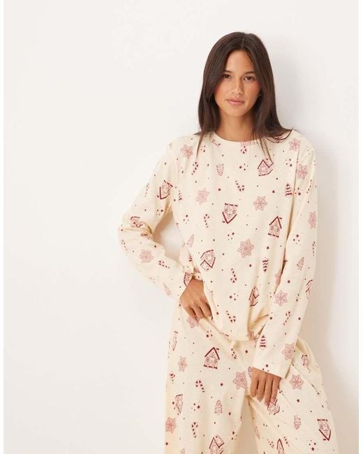 Pigiama Natalizio Color Crema Con Stampa Di Biscotti Composto Da Pantaloni E Top A Maniche Lunghe di ASOS in Natural