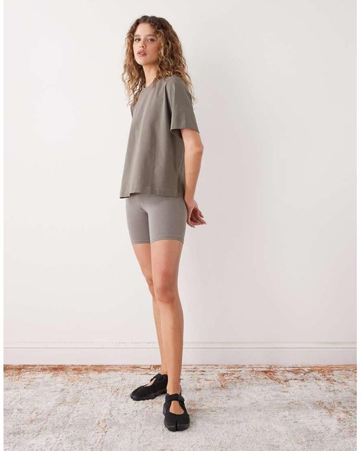 Weekday Perfect in het Brown