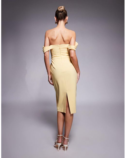Robe mi-longue à épaules dénudées et détail nœud Lavish Alice en coloris Yellow