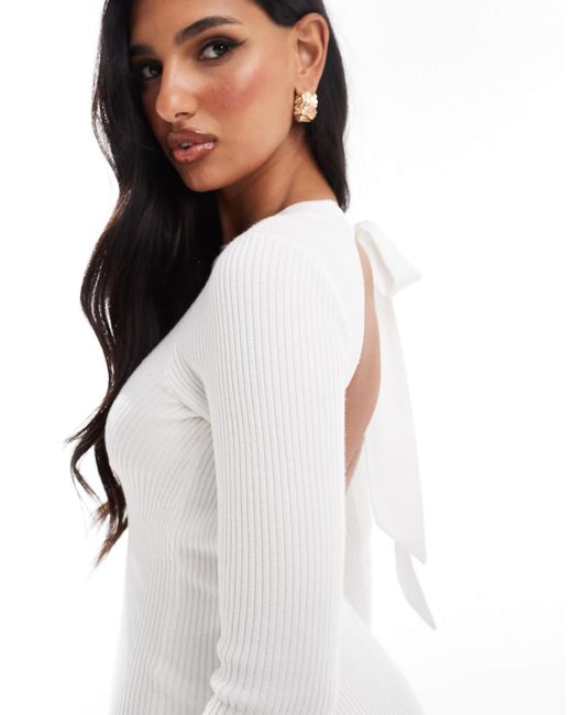 Exclusivité - - robe pull courte en maille avec dos ouvert à détail noué - crème The Frolic en coloris White