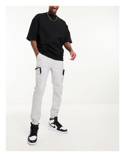 Pantalones claro cargo técnicos con diseño utilitario French Connection de hombre de color White