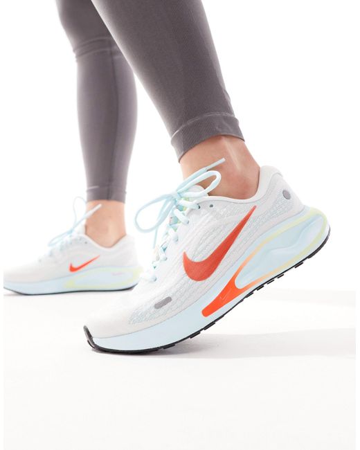 Journey run - sneakers bianche e arancioni di Nike in Gray