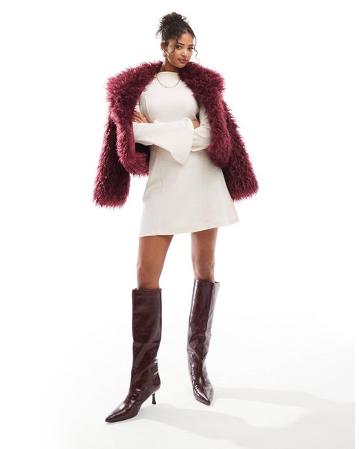 Robe courte ajustée et évasée ultra douce à col montant - crème ASOS en coloris Red
