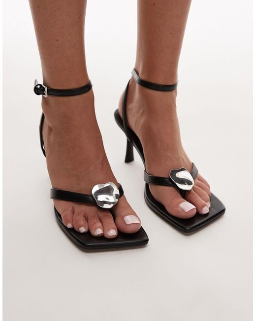 TOPSHOP Black Gilly Heeled Toe Thong With Metal Detail