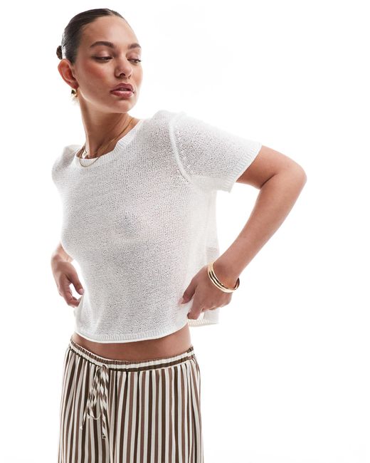 ONLY White – leichtes t-shirt aus offenmaschigem strick